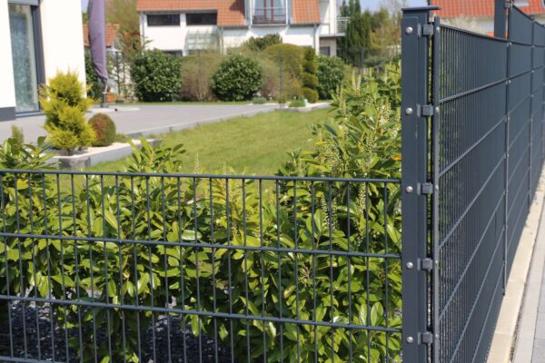 Installation clôture rigide : quelles sont les formalités administratives à prévoir