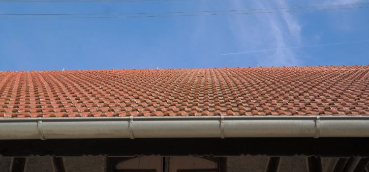 Chéneau toiture : choix des matériaux, prix de pose et conseils pratiques Chéneau toiture : choix des matériaux, prix de pose et conseils pratiques